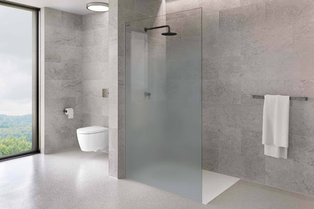 Limpieza de baños, lavamanos, azulejos, tinas y duchas